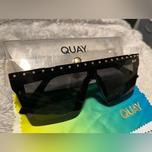 Quay Black sunglasses